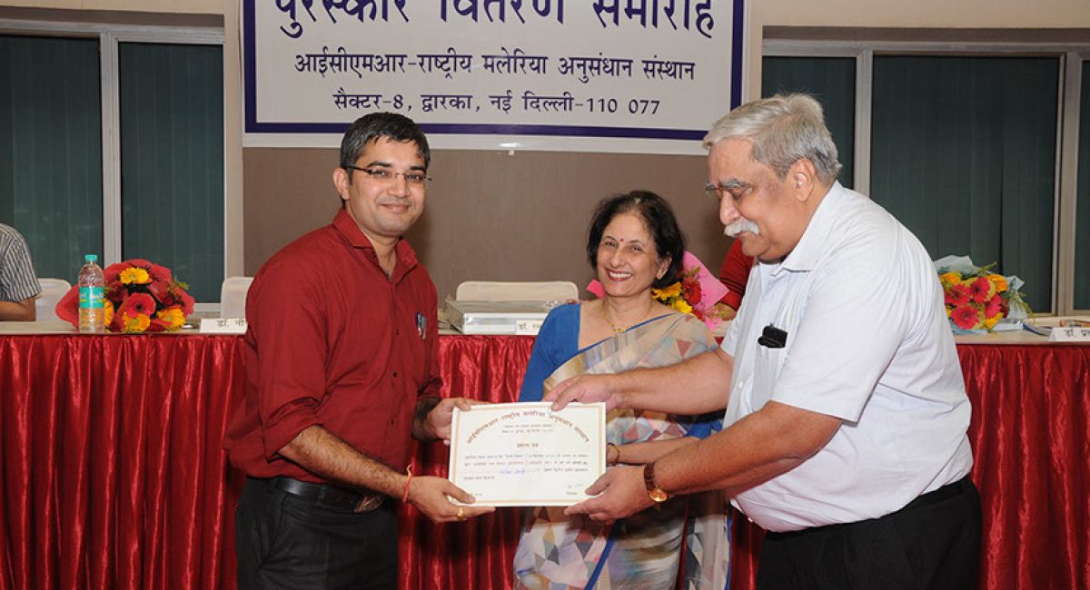 Hindi Pakhwada: Dr R Gangakhedkar, Chief ECD, ICMR distributing prizes to staff